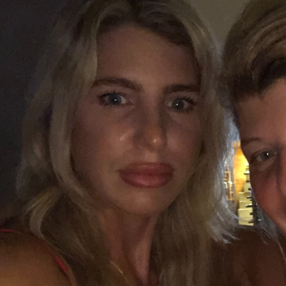 Meet your Posher, Christie - Picture 1 of 6